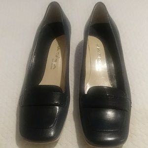 Low heel navy shoe